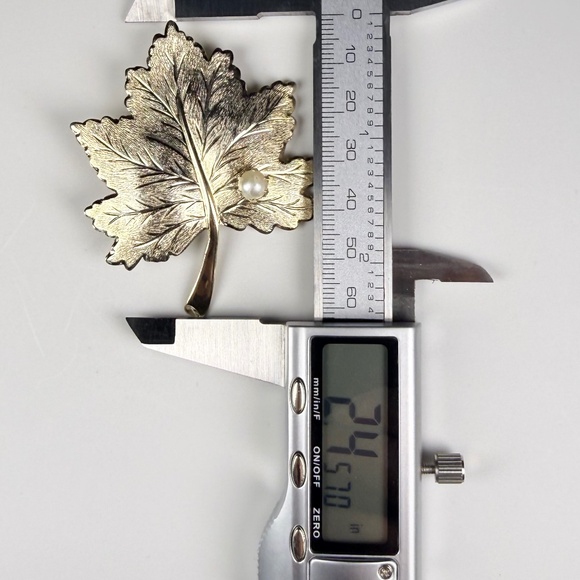 Sarah Coventry Maple Leaf Brooch - Picture 7 of 11